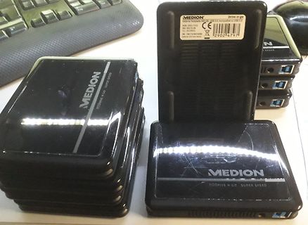 Stapel Medion externe Festplatten und eine einzelne Festplatte