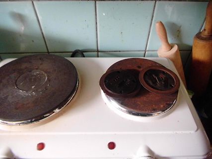 Elektroherd mit zwei Kochplatten