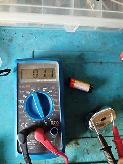 Digitalmultimeter mit Messspitzen und Batterie