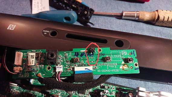 Geöffnete Elektronik mit Leiterplatte und Werkzeug