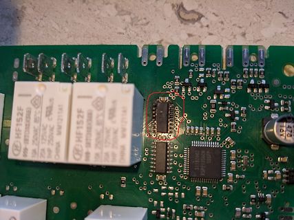 Nahaufnahme einer Leiterplatte mit Relais und ICs