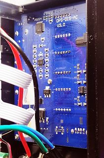 Nahaufnahme einer blauen Leiterplatte mit elektronischen Bauteilen