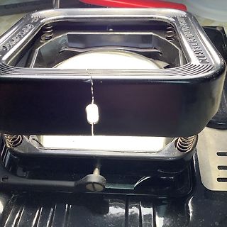 Nahaufnahme eines schwarzen Kunststoffgehäuses mit Lichtquelle