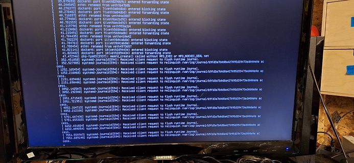 Foto eines Computerbildschirms mit Systemlogs