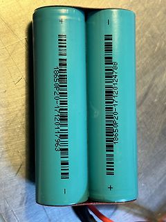 Zwei türkisfarbene Akkus mit Barcodes