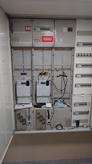 Schaltschrank mit Sicherungsautomaten und Messgeräten