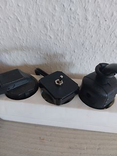 Netzstecker auf einer Holzleiste