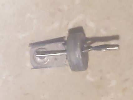Elektronisches Bauteil mit Metallstiften