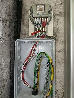 Elektroinstallation mit Kabeln und Anschlussdose