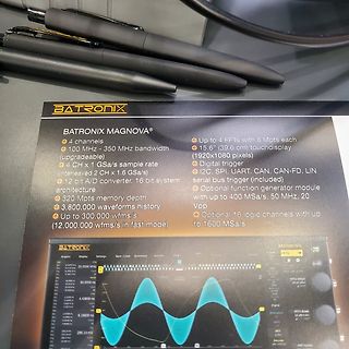 Technische Daten und Display eines Batronix Magnova Oszilloskops