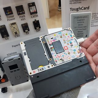 Hand hält M5Stack ToughCard Modul