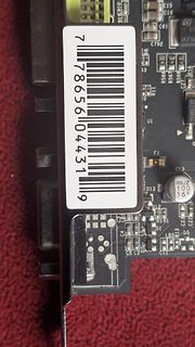 Nahaufnahme einer Leiterplatte mit Barcode-Aufkleber