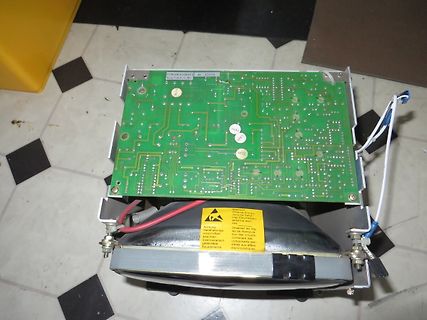 Leiterplatte eines elektronischen Geräts mit Warnaufkleber