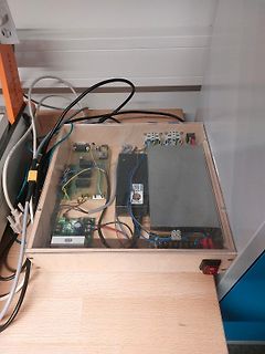 Aufbau einer Elektronikbox mit Platinen und Netzteilen