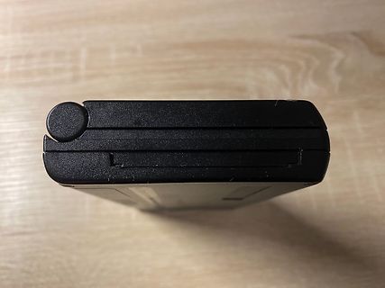 Seitenansicht eines schwarzen Handheld-Geräts