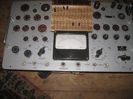 Altes elektronisches Messgerät mit analogem Zeigerinstrument
