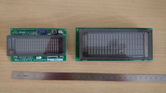 Zwei LCD-Module mit Lineal auf Holztisch