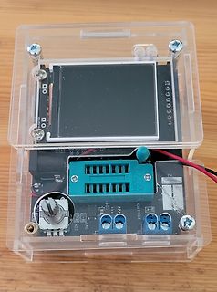 Elektronik-Aufbau mit Display und Schraubklemmen in Gehäuse