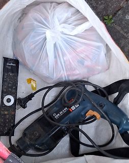 Bohrmaschine, Fernbedienung und Plastiktüte