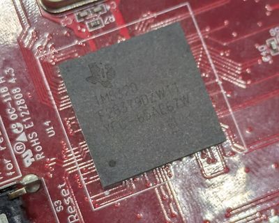 Nahaufnahme eines Texas Instruments Chips auf Leiterplatte