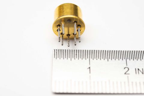 Goldenes Bauteil mit Lineal