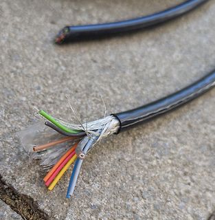 Abisoliertes Kabel mit internen Adern und Schirmung