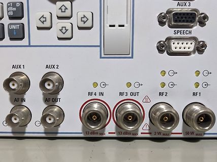 Frontplatte eines Messgeräts mit Anschlüssen