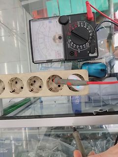 Analogmultimeter und Steckdosenleiste