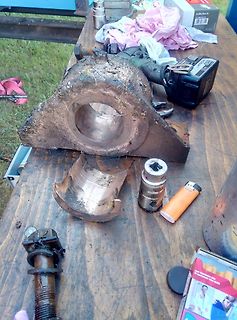 Werkzeuge und Metallteile auf einem Holztisch