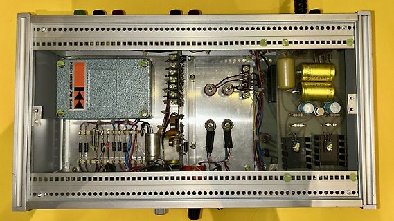 Innenansicht eines elektronischen Geräts im Aluminiumgehäuse