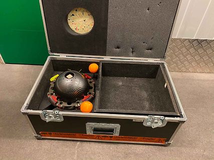 Inhalt eines Transportkoffers mit mechanischem Bauteil