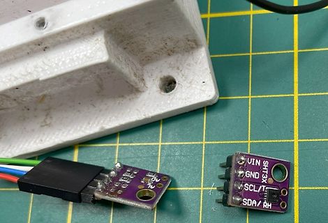 SHT3X Sensor auf Schneidematte neben Gehäuse