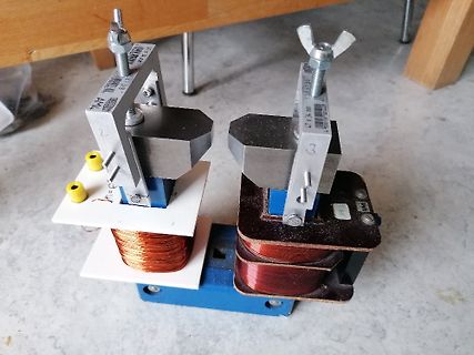 Aufbau von zwei Elektromagneten auf einer Basis