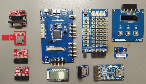 Verschiedene Atmel Xplained Entwicklungsboards und Module