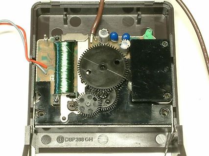Innenansicht eines mechanischen Bauteils mit Spule und Getriebe