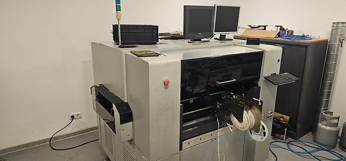 Elektronik-Fertigungsmaschine in einer Werkstatt