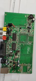Leiterplatte mit integriertem Mikrocontroller und Anschlüssen