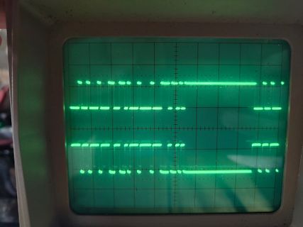 Abfotografierter Oszilloskop-Bildschirm mit digitalen Signalen
