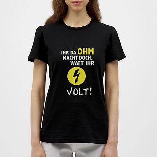 Person mit T-Shirt mit Elektrotechnik-Wortspiel
