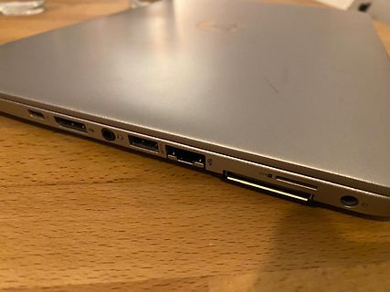 Seitenansicht eines Laptops mit Anschlüssen