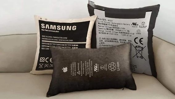 Kissen mit Aufdruck eines Samsung Akku-Etiketts