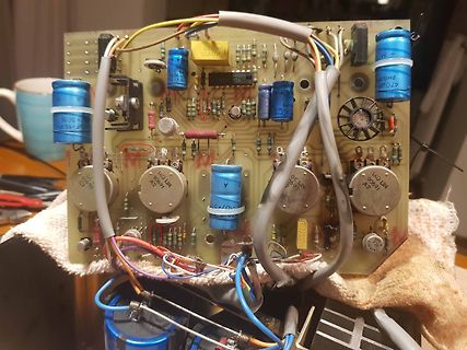 Bestückte Leiterplatte mit Elektrolytkondensatoren und Transformatoren