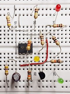 Aufbau auf einem Breadboard mit Widerständen, LEDs und IC
