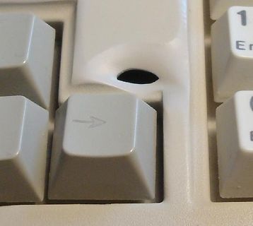 Nahaufnahme einer Computertastatur mit beschädigter Taste