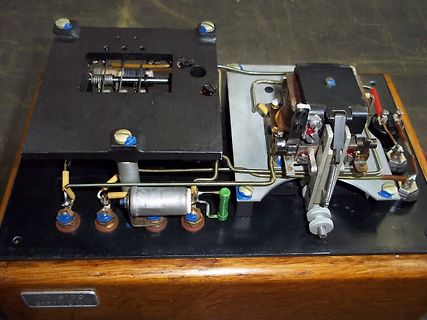 Mechanische Relais- oder Schalteinheit auf Holzbasis