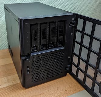 Rückansicht eines Computergehäuses mit Steckplatzblenden