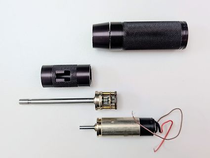 Zerlegte Komponenten eines Elektromotors