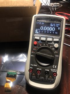 Digitalmultimeter und Flachbandkabel auf Tisch
