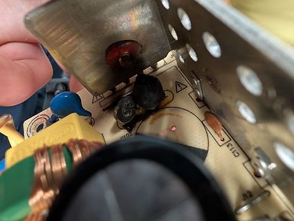 Beschädigte Leiterplatte mit Brandspuren und Bauteilen