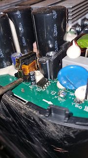 Nahaufnahme einer Leiterplatte mit Elektrolytkondensatoren und Transformator
